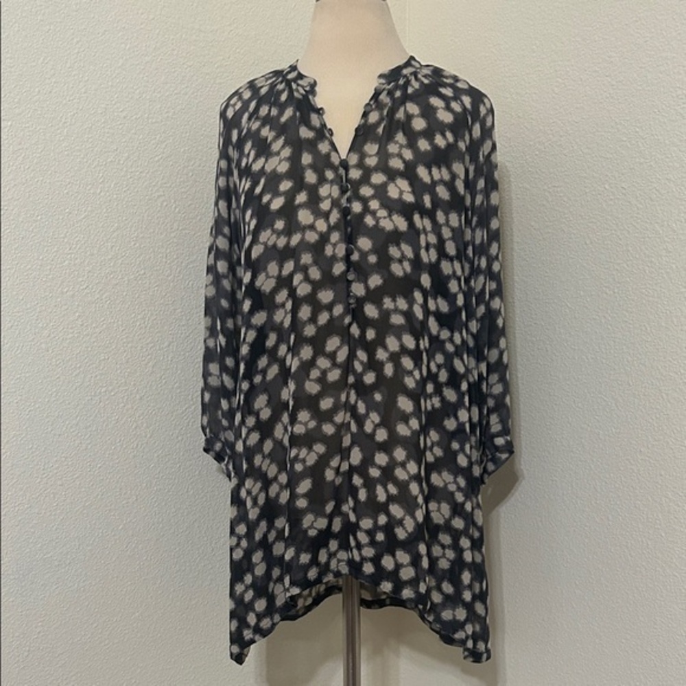 Club Monaco Gray and Cream Top S Small similar to 8